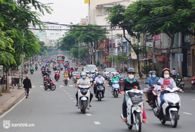 TP.HCM sáng đầu tuần sau nới lỏng giãn cách: Lâu lắm rồi mới thấy cảnh người dân chen chúc trên đường - Ảnh 12.