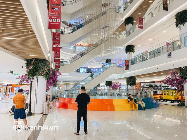Trung tâm thương mại ở Sài Gòn vắng vẻ khi mở cửa trở lại, khách tiêm 2 mũi vaccine mới được vào - Ảnh 14.