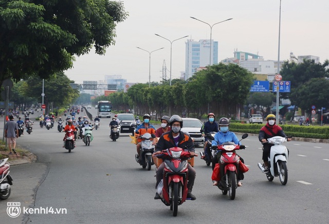 TP.HCM sáng đầu tuần sau nới lỏng giãn cách: Lâu lắm rồi mới thấy cảnh người dân chen chúc trên đường - Ảnh 13.