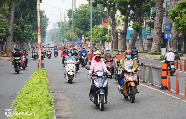 TP.HCM sáng đầu tuần sau nới lỏng giãn cách: Lâu lắm rồi mới thấy cảnh người dân chen chúc trên đường - Ảnh 15.