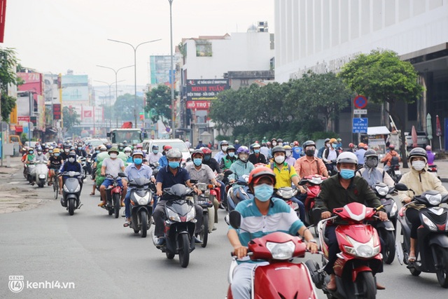 TP.HCM sáng đầu tuần sau nới lỏng giãn cách: Lâu lắm rồi mới thấy cảnh người dân chen chúc trên đường - Ảnh 16.