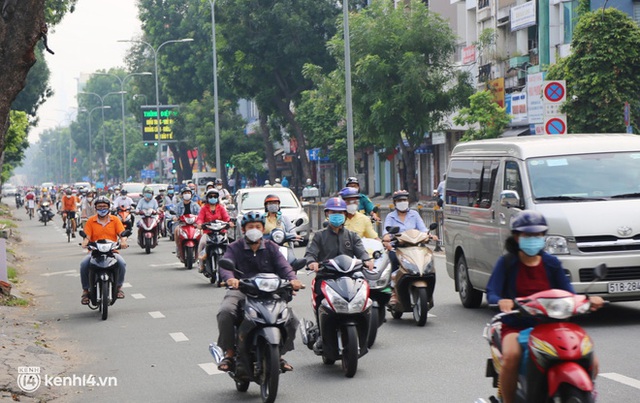 TP.HCM sáng đầu tuần sau nới lỏng giãn cách: Lâu lắm rồi mới thấy cảnh người dân chen chúc trên đường - Ảnh 17.