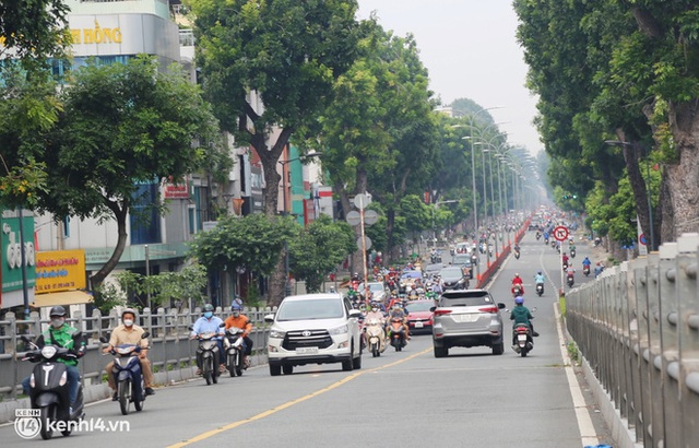 TP.HCM sáng đầu tuần sau nới lỏng giãn cách: Lâu lắm rồi mới thấy cảnh người dân chen chúc trên đường - Ảnh 18.