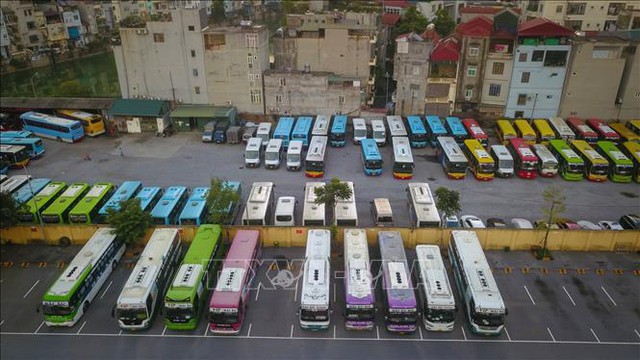 Hàng ngàn xe buýt Hà Nội nằm bến, chờ ngày hoạt động trở lại - Ảnh 3.