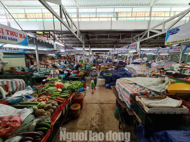 Đà Nẵng: Chợ truyền thống đìu hiu, hàng trăm tiểu thương mỏi mòn chờ khách - Ảnh 4.