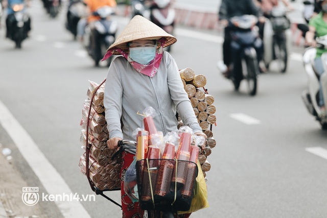 TP.HCM sáng đầu tuần sau nới lỏng giãn cách: Lâu lắm rồi mới thấy cảnh người dân chen chúc trên đường - Ảnh 5.