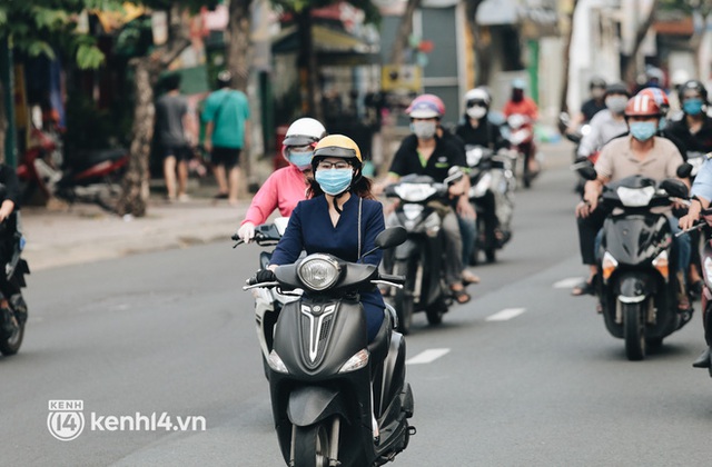 TP.HCM sáng đầu tuần sau nới lỏng giãn cách: Lâu lắm rồi mới thấy cảnh người dân chen chúc trên đường - Ảnh 7.