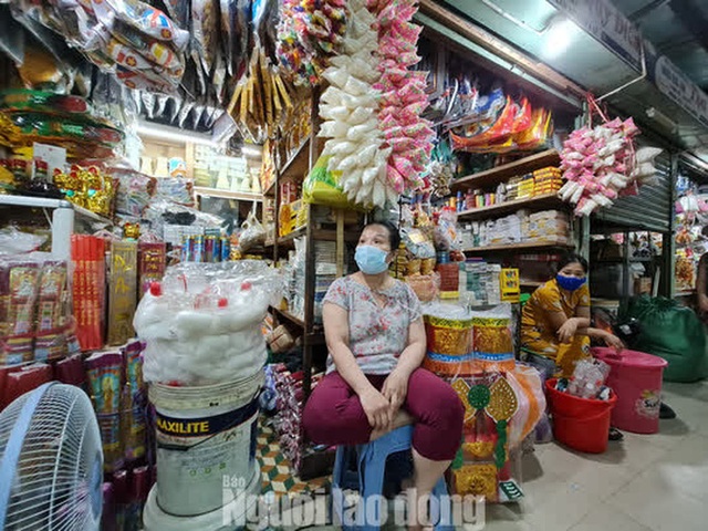 Đà Nẵng: Chợ truyền thống đìu hiu, hàng trăm tiểu thương mỏi mòn chờ khách - Ảnh 7.