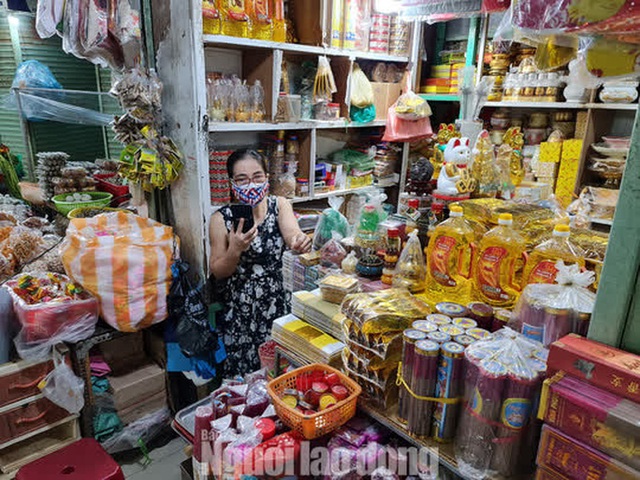 Đà Nẵng: Chợ truyền thống đìu hiu, hàng trăm tiểu thương mỏi mòn chờ khách - Ảnh 8.