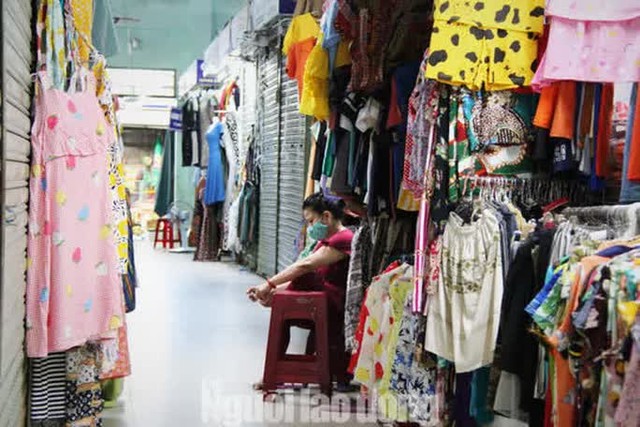 Đà Nẵng: Chợ truyền thống đìu hiu, hàng trăm tiểu thương mỏi mòn chờ khách - Ảnh 10.