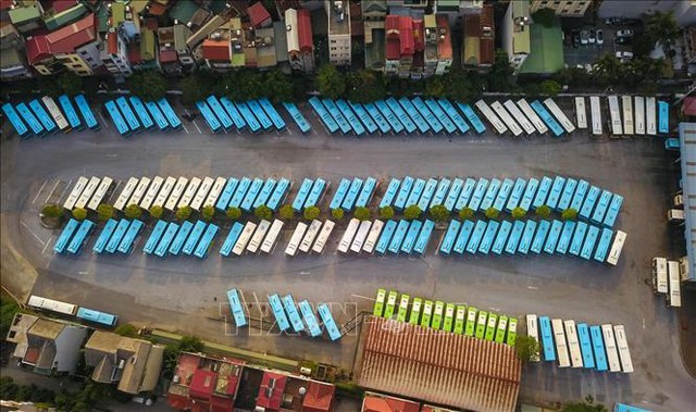 Hàng ngàn xe buýt Hà Nội nằm bến, chờ ngày hoạt động trở lại - Ảnh 10.
