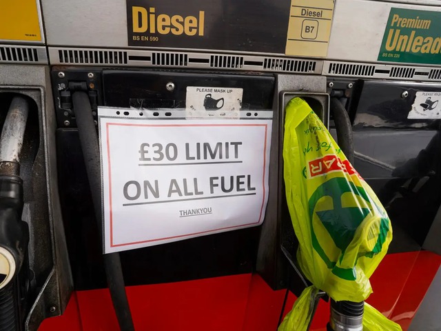 Cảnh thiếu xăng ở Anh: Xe xếp hàng cả dặm chờ đổ xăng, lượng người mua can tích trữ tăng 1.600% - Ảnh 5.