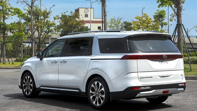 Lộ ảnh thực tế chi tiết Kia Carnival 2022 tại Việt Nam trước ngày ra mắt: Trông long lanh như SUV hạng sang nhưng vẫn còn sạn - Ảnh 3.