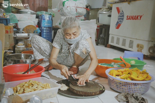Ông bà cụ cặm cụi nấu từng suất cơm 0 đồng cho bà con nghèo ở Sài Gòn: Ngoại làm cực mà vui, ngày ngủ có 3 tiếng nhưng khỏe re - Ảnh 1.