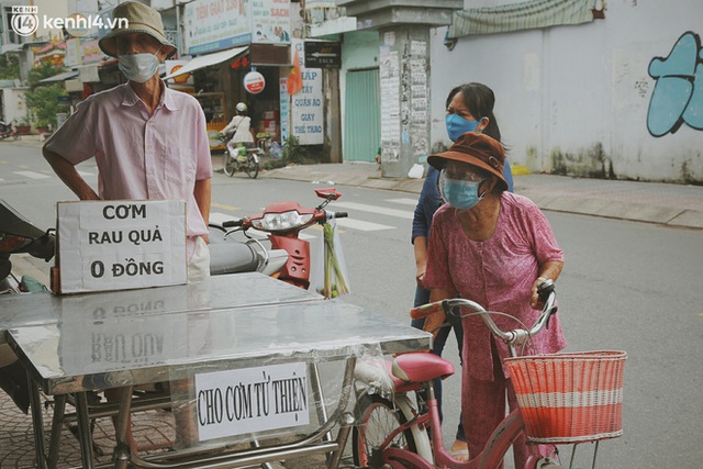 Ông bà cụ cặm cụi nấu từng suất cơm 0 đồng cho bà con nghèo ở Sài Gòn: Ngoại làm cực mà vui, ngày ngủ có 3 tiếng nhưng khỏe re - Ảnh 11.