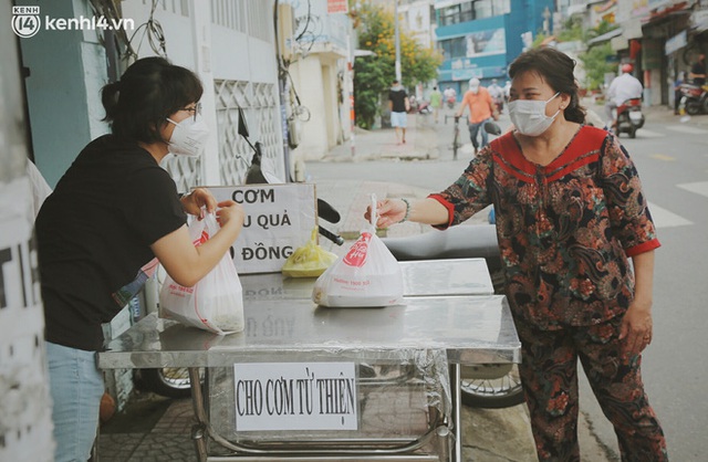 Ông bà cụ cặm cụi nấu từng suất cơm 0 đồng cho bà con nghèo ở Sài Gòn: Ngoại làm cực mà vui, ngày ngủ có 3 tiếng nhưng khỏe re - Ảnh 12.