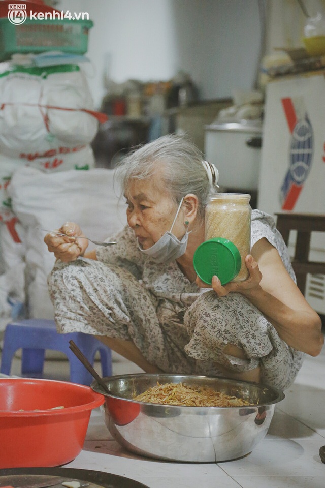 Ông bà cụ cặm cụi nấu từng suất cơm 0 đồng cho bà con nghèo ở Sài Gòn: Ngoại làm cực mà vui, ngày ngủ có 3 tiếng nhưng khỏe re - Ảnh 3.