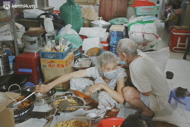 Ông bà cụ cặm cụi nấu từng suất cơm 0 đồng cho bà con nghèo ở Sài Gòn: Ngoại làm cực mà vui, ngày ngủ có 3 tiếng nhưng khỏe re - Ảnh 6.