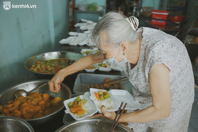 Ông bà cụ cặm cụi nấu từng suất cơm 0 đồng cho bà con nghèo ở Sài Gòn: Ngoại làm cực mà vui, ngày ngủ có 3 tiếng nhưng khỏe re - Ảnh 9.