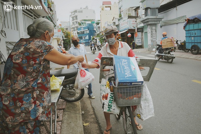 Ông bà cụ cặm cụi nấu từng suất cơm 0 đồng cho bà con nghèo ở Sài Gòn: Ngoại làm cực mà vui, ngày ngủ có 3 tiếng nhưng khỏe re - Ảnh 10.