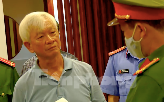 CSĐT Công an tỉnh Khánh Hoà đọc lệnh khởi tố, bắt tạm giam ông Nguyễn Chiến Thắng trước đó.
