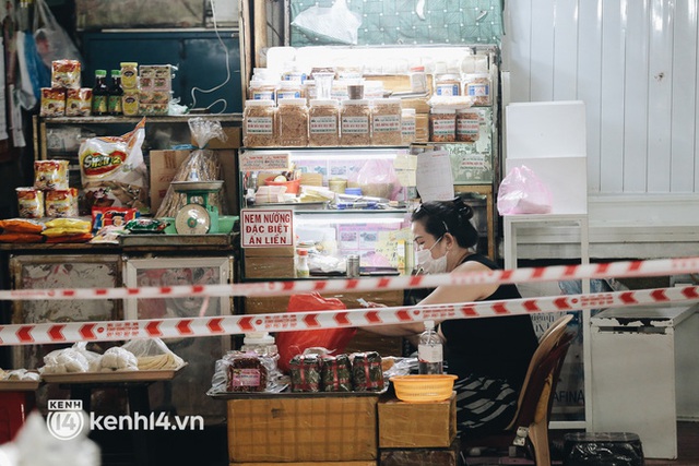 Tiểu thương phấn khởi khi chợ Bến Thành dần nhộn nhịp trở lại: Mừng lắm, mong Sài Gòn trở lại cuộc sống như ngày xưa - Ảnh 13.