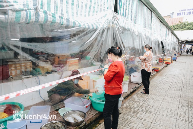 Tiểu thương phấn khởi khi chợ Bến Thành dần nhộn nhịp trở lại: Mừng lắm, mong Sài Gòn trở lại cuộc sống như ngày xưa - Ảnh 5.