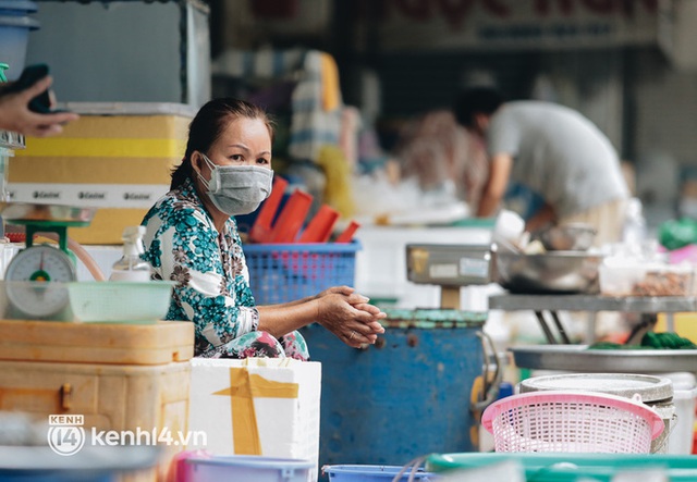 Tiểu thương phấn khởi khi chợ Bến Thành dần nhộn nhịp trở lại: Mừng lắm, mong Sài Gòn trở lại cuộc sống như ngày xưa - Ảnh 10.