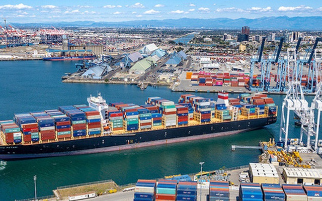 Các đại gia bán lẻ thuê tàu riêng để vận chuyển hàng hóa