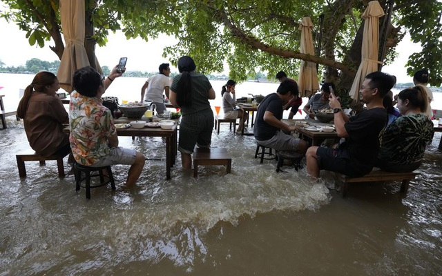 "Lẩu lướt ván" khiến một nhà hàng ăn nên làm ra trong khi "hàng xóm" đìu hiu vì ngập lụt