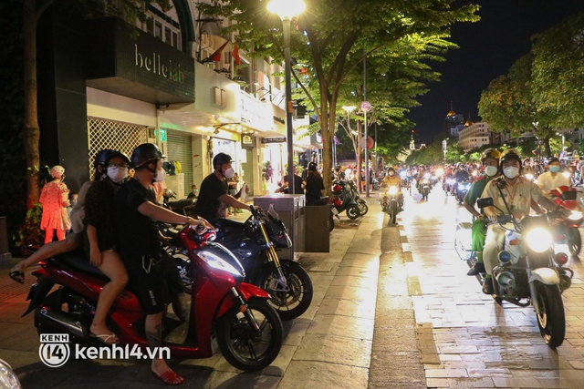 TP.HCM: Tụ tập ở phố đi bộ Nguyễn Huệ, nhiều người bị xử phạt - Ảnh 1.