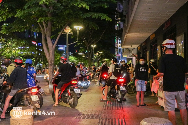 TP.HCM: Tụ tập ở phố đi bộ Nguyễn Huệ, nhiều người bị xử phạt - Ảnh 2.