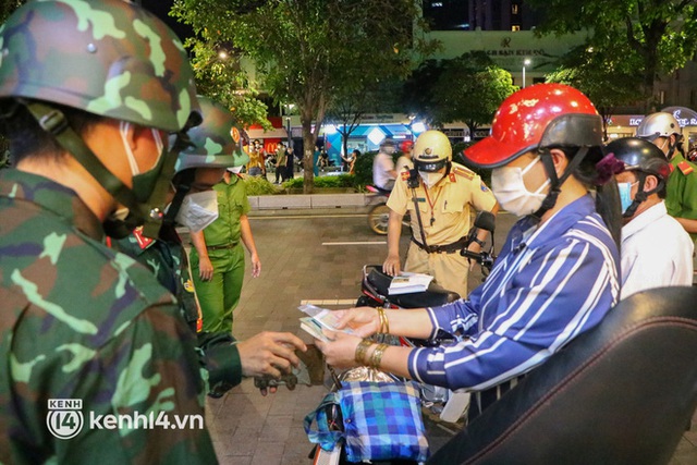 TP.HCM: Tụ tập ở phố đi bộ Nguyễn Huệ, nhiều người bị xử phạt - Ảnh 13.