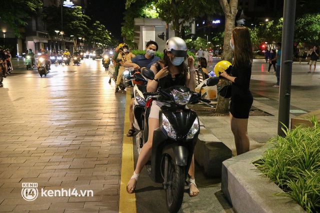 TP.HCM: Tụ tập ở phố đi bộ Nguyễn Huệ, nhiều người bị xử phạt - Ảnh 6.