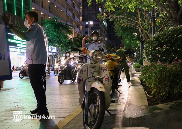 TP.HCM: Tụ tập ở phố đi bộ Nguyễn Huệ, nhiều người bị xử phạt - Ảnh 7.