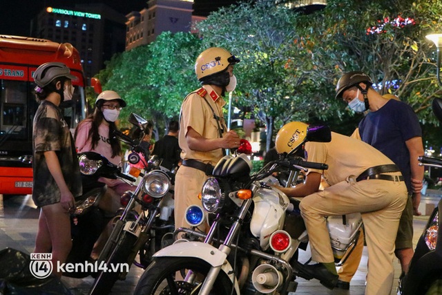 TP.HCM: Tụ tập ở phố đi bộ Nguyễn Huệ, nhiều người bị xử phạt - Ảnh 9.