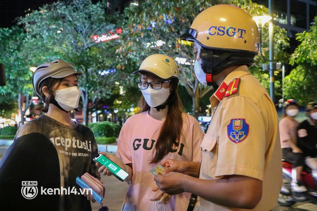 TP.HCM: Tụ tập ở phố đi bộ Nguyễn Huệ, nhiều người bị xử phạt - Ảnh 10.