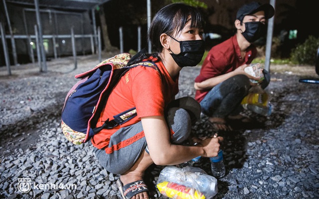 Đôi chân phồng rộp trên hành trình đi bộ hồi hương của những lao động nghèo, cả gia đình 4 người chỉ có 7.000 đồng dắt lưng