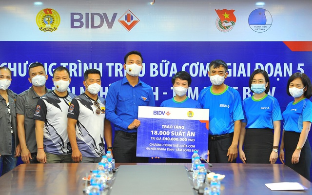 Đại diện BIDV trao biển tượng trưng 18.000 suất cơm tới Ban Tổ chức chương trình