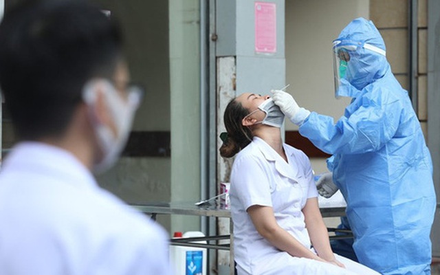 Nhân viên y tế lấy mẫu cho người dân xung quanh Bệnh viện Việt Đức.