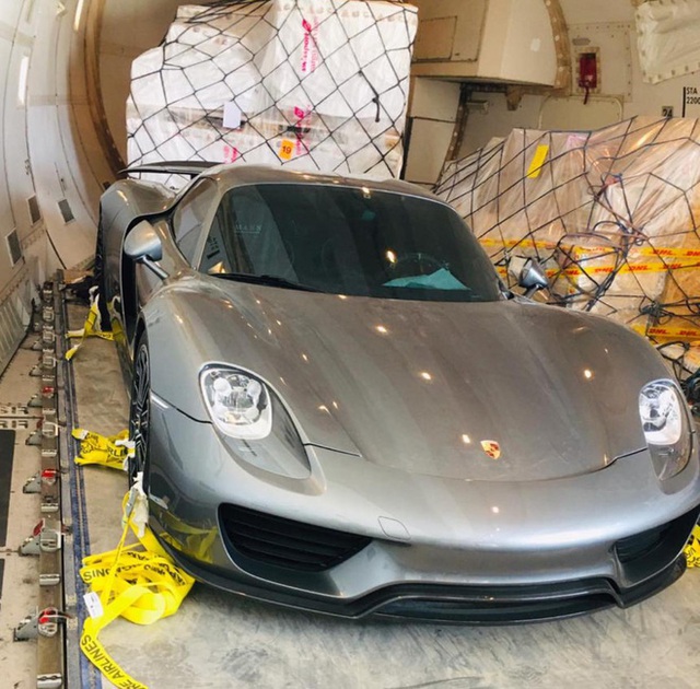 Đại gia Việt chơi lớn: Dùng máy bay chở siêu xe trăm tỷ Porsche 918 Spyder về nước - Ảnh 1.