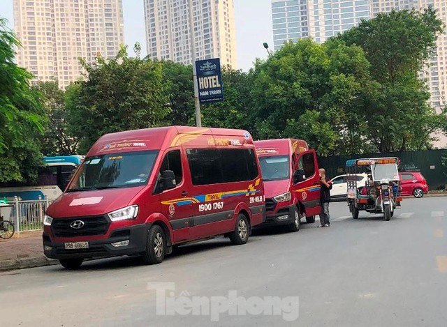 Xe hợp đồng vô tư hoạt động chui trên nhiều địa bàn Hà Nội - Ảnh 3.