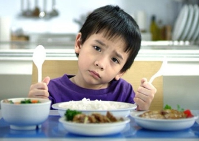 Nếu con cái có 3 thói quen này khi ăn, cha mẹ cần cảnh giác: Dấu hiệu bất ổn về tâm lý! - Ảnh 2.