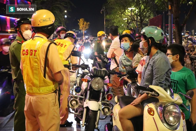 Sài Gòn tắc nghẽn chưa từng thấy trong đêm Halloween, CSGT xử phạt không xuể - Ảnh 9.