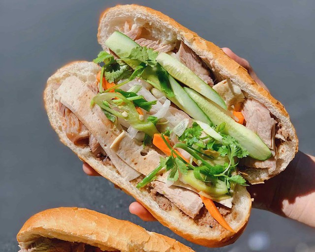 Tờ báo danh tiếng của Pháp gọi bánh mỳ Việt Nam là đối thủ của hamburger Mỹ, dành nhiều lời khen cho món ăn đường phố đặc biệt này! - Ảnh 2.