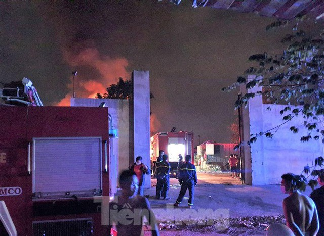  Bãi phế liệu trong khu dân cư ở Bình Dương bốc cháy ngùn ngụt  - Ảnh 4.