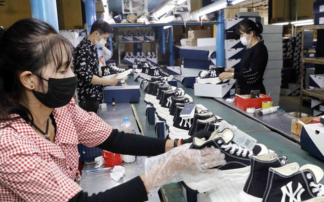 Việt Nam xuất khẩu giày vải vượt xa Trung Quốc