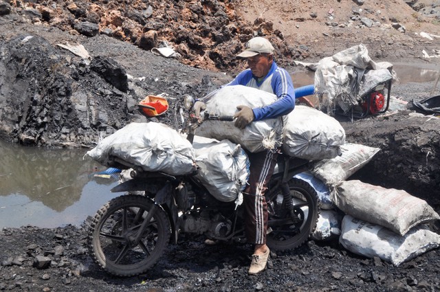 Bên trong các mỏ khai thác lậu ở Indonesia, nơi than được gọi là lộc của trời: Thợ mỏ đào 100 bao than kiếm 11 USD/ngày - Ảnh 2.