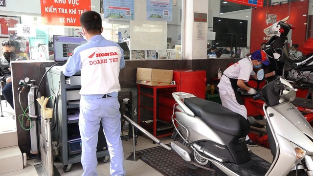 Cận cảnh điểm đo khí thải, đổi xe máy cũ lấy xe mới ở Hà Nội - Ảnh 2.