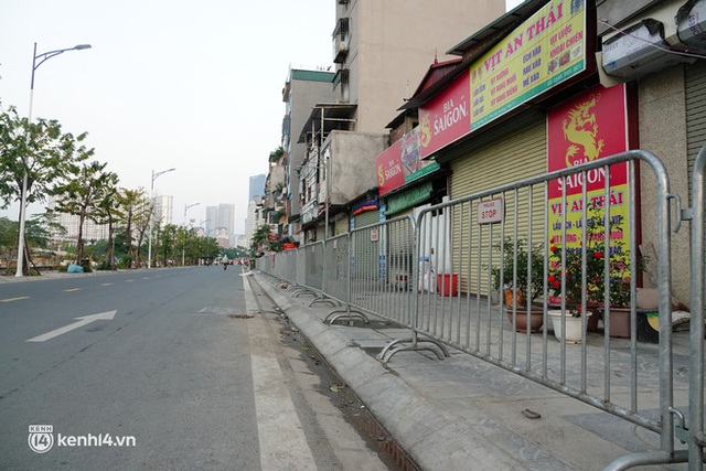 Hà Nội: Cận cảnh lấy mẫu xét nghiệm, phun khử khuẩn ở ổ dịch phường Phú Đô có 125 ca F0 - Ảnh 14.